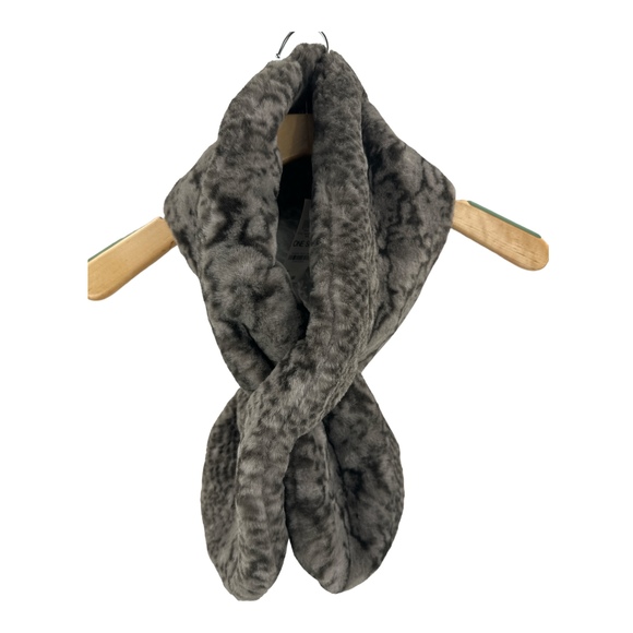 INC International Concepts Women's Pull Through Scarf, Gray Snake, Faux Fur New - Picture 1 of 5